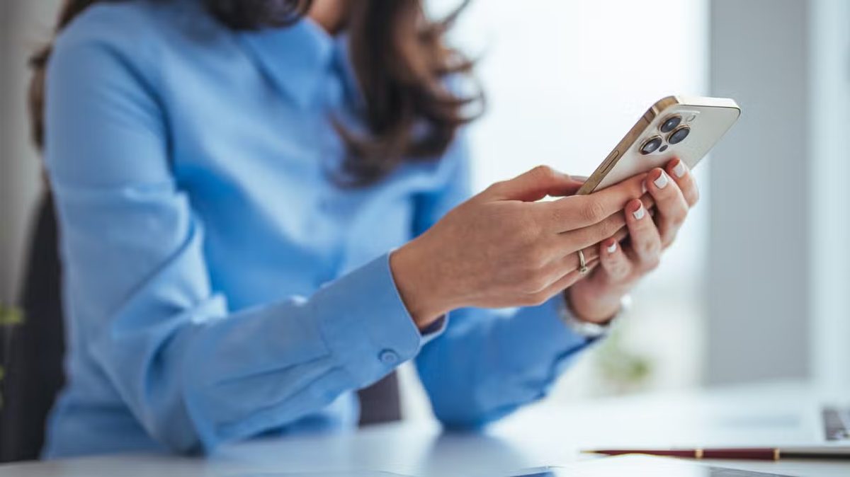 Seguro celular dispara 30% e jovens lideram contratações, aponta Portal Contempla